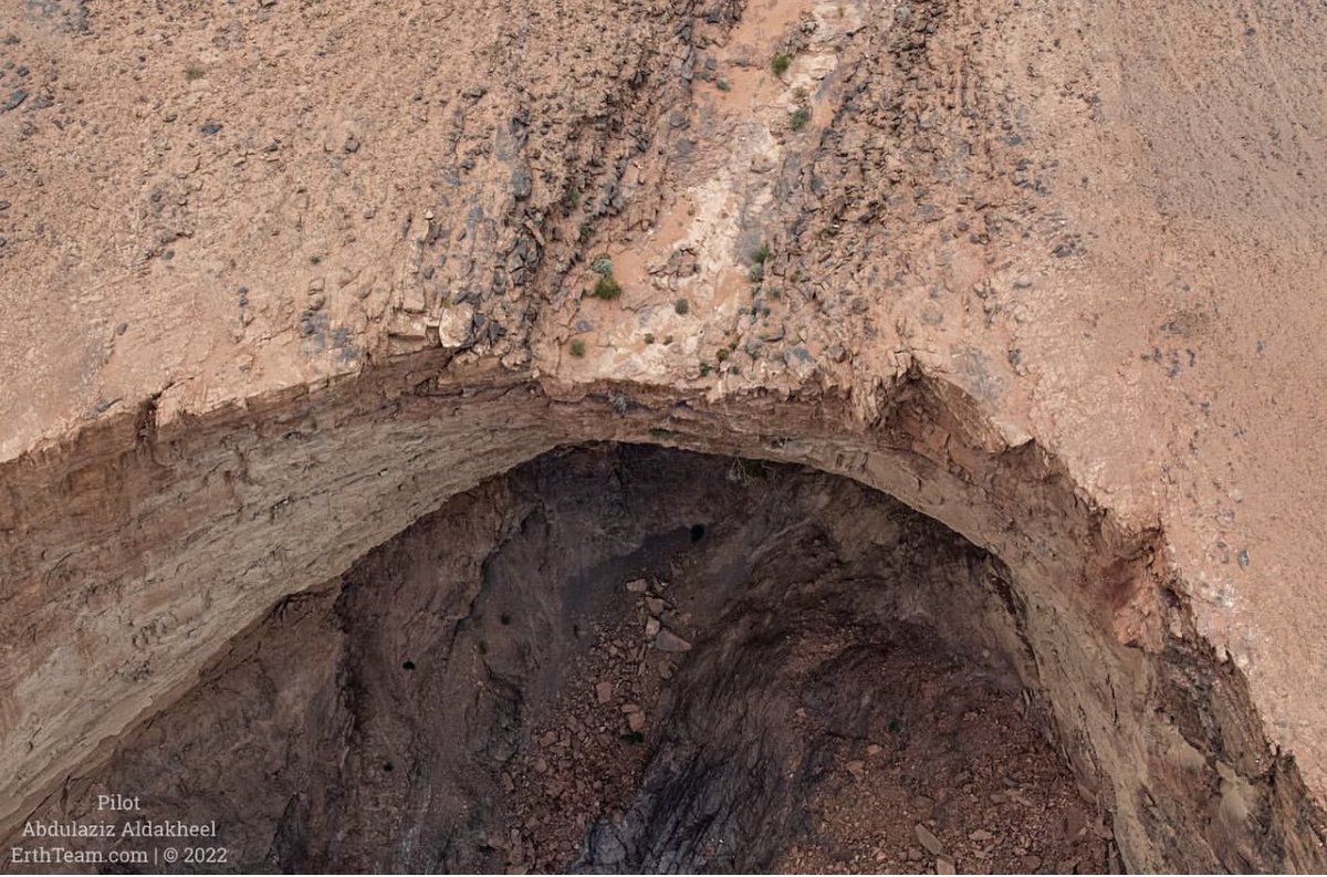 SaudiGeology's tweet photo. معلم #الشق بالقرب من قرية شقري بمنطقة #نيوم يعتبر من أجمل المعالم الجيولوجية الطبيعية في المنطقة ويحظى هذا الموقع بالعديد من المميزات الرائعة التي تجعله من أفضل المواقع الجاذبة سياحياً.

*من أهم هذه المميزات:

١-ان هذا الموقع يعتبر من أوضح حدود التماس(الحد الفاصل) بين صخور الدرع العربي في الاسفل وصخور الغطاء الرسوبي في الاعلى.
 
٢-شكل تكوين وحدة حافة هذا الفالق(الصدع) وعمقه مع أستقامته بإتجاه شرق غرب لأكثر من ٥ كيلومترات.

٣- النقطة الثالثة وهي الأهم ان مواقع الشلالات في العالم معروف عنها معدل التراجع في مصباتها سنويًا اعتمادًا على كمية وقوة تدفق المياه واستمراريتها ونوعية الصخور المتواجدة.

(ولهذا لنا ان نتخيل عند زيارة هذا المعلم على مدى التاريخ الجيولوجي لألاف وملايين السنين الماضية.
 اين كان والى اين سيصل مستقبلًا تراجع مصب هذا الشلال؟!!)