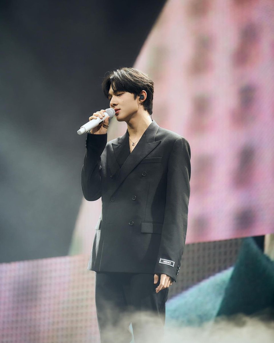 dz_dyaz25's tweet photo. Your appearance on stage was truly extraordinary, with a beautiful @Versace outfit 🤍🤍🤍😍
@CwrNew
#NuNew
#Vercase https://t.co/a7c2KLP34o