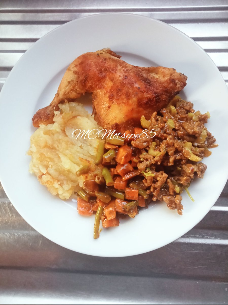 MCMotsepe85's tweet photo. On our Chooseday Plate
Roasted Chicken 🍗 served with green beans &amp; carrots salad with savory mince
As we tune into today's episode of
#SkeemSaam
#Banting #bantinglifestyle #bantingfriendly 
#CLIFFOODART https://t.co/PfxwXWqi1j
