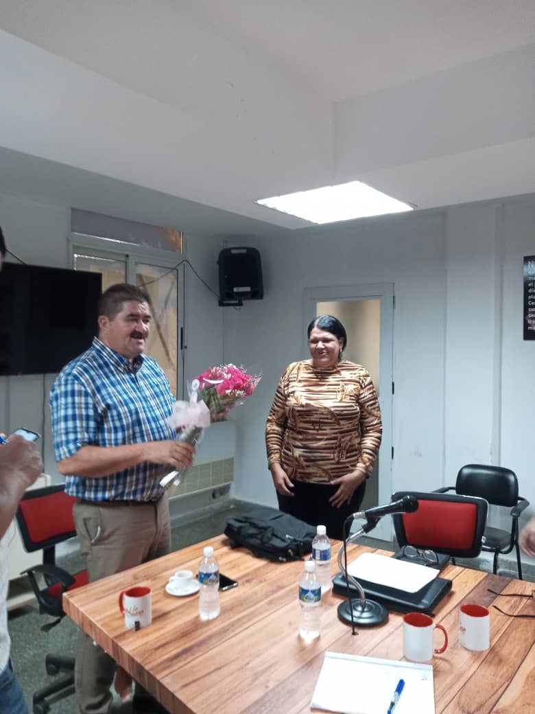 Reciba nuestras felicitaciones en este día de cumpleaños ViceMinistra Primera @lopez_acea, por tener cada día el pie en el estribo y como revolucionaria, la hace merecedora de está felicitación, en nombre de todos los trabajadores de la industria.👇