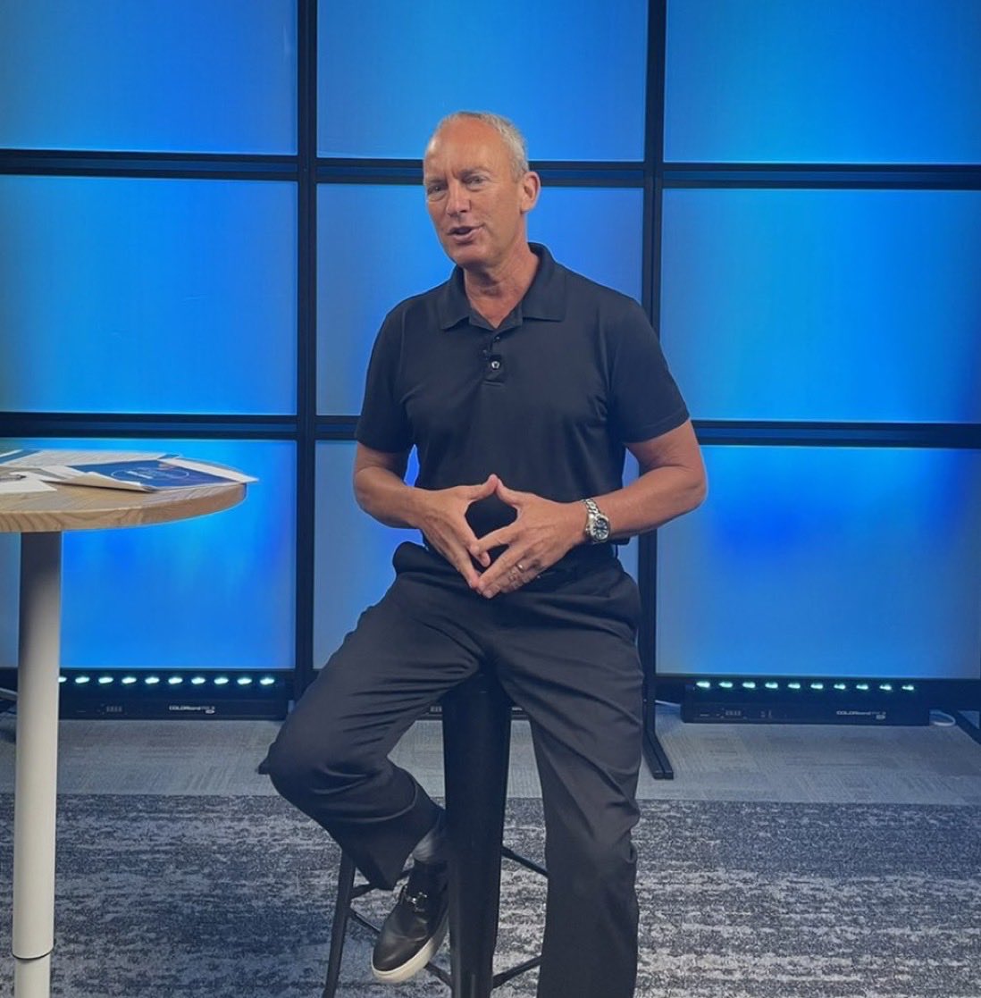 SteveGutzler's tweet image. If you want someone to feel heard, accepted, and respected…lean in and toward them. ( It’s signals care and respect ) #BodyLanguage #NonVerbalCues #Leadership