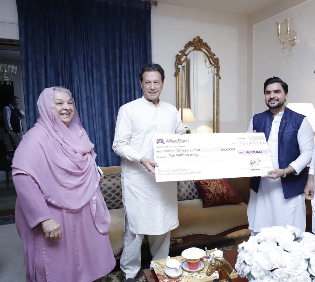 عمار عباد کی موت کا معاملہ 

کسی بھی بچے کی موت ایک افسوناک واقعہ ہوتا ہے۔ 

عمار کی جتنی رپورٹس سوشل میڈیا پر آئی ہیں ان کے مطابق اس کو ایس ایس پی ای (Subacute Sclerosing Panencephalitis) نامی بیماری تھی۔ 

یہ بیماری روبیلا نامی وائرس سے لگتی ہے۔ جسم میں ایمیون سسٹم سے بچ جانے