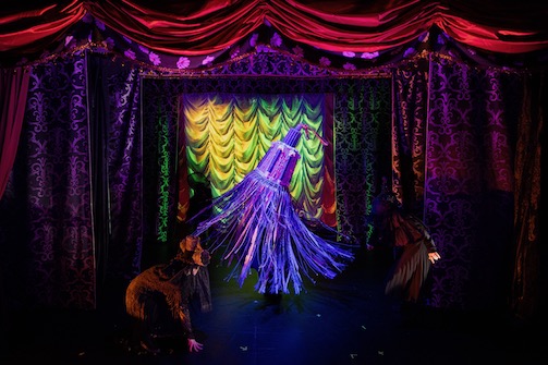 PSYCHIC SELF DEFENSE at @HERE is "An immersive design experiment that takes audiences on a magical tour of a theater’s space and objects." And it's a Theasy Best Bet for Experimental / Downtown Theatre!

Review: theasy.com/Reviews/2023/P…