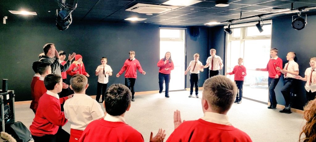 Diolch enfawr i <a href="/CraigYates/">Craig Yates</a> o <a href="/onlyboysaloud/">Only Boys Aloud</a> am ddod i wneud gweithdy canu gyda rhai o fechgyn 7, 8 a 9 gyda phawb wedi ymateb yn wych! 
Huge thanks to Craig from Only Boys Aloud for a fab singing workshop this afternoon with <a href="/Rhydywaun/">Ysgol Rhydywaun</a> boys from years 7,8 and 9!