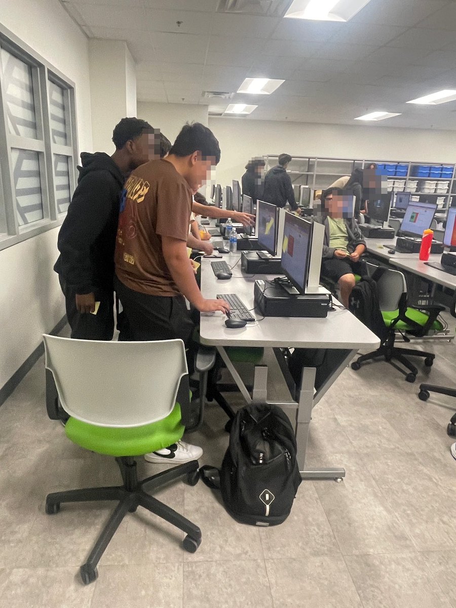 mrivas_STEM's tweet photo. Today was a good day to celebrate! Scholars have been creating their own games in Scratch and providing feedback on projects to their peers. #greenandgoldenyears https://t.co/qR0FsxArlj