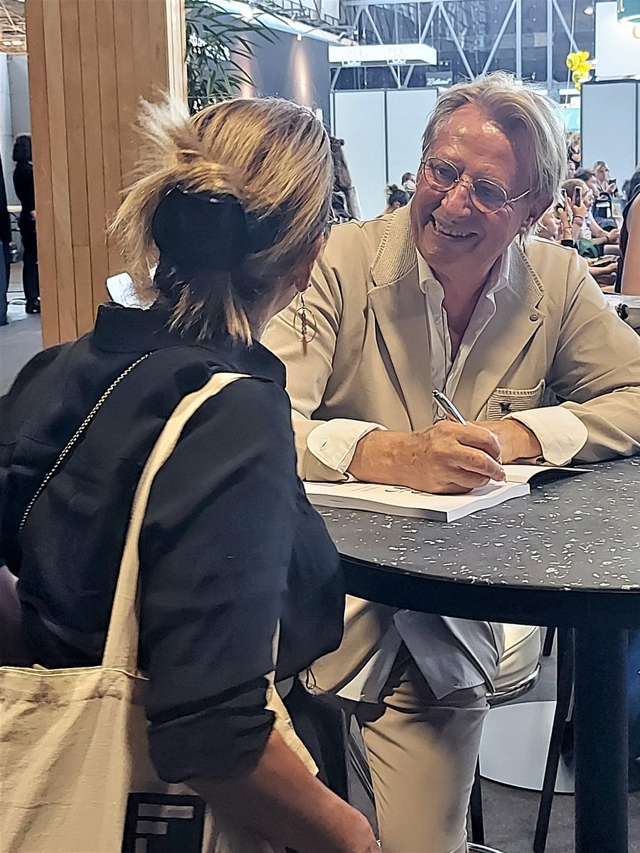 MarcDugast's tweet photo. Les discussions avec les professionnels de la #coiffure au cours des séances de dédicaces sont toujours riches et passionnantes😍. Echanger, discuter, communiquer toujours et encore pour rester connecté à son #métier! 

#morphocoiffure #morphoconseil #monlivre #morphostylisme https://t.co/xtuPJ2BGHE