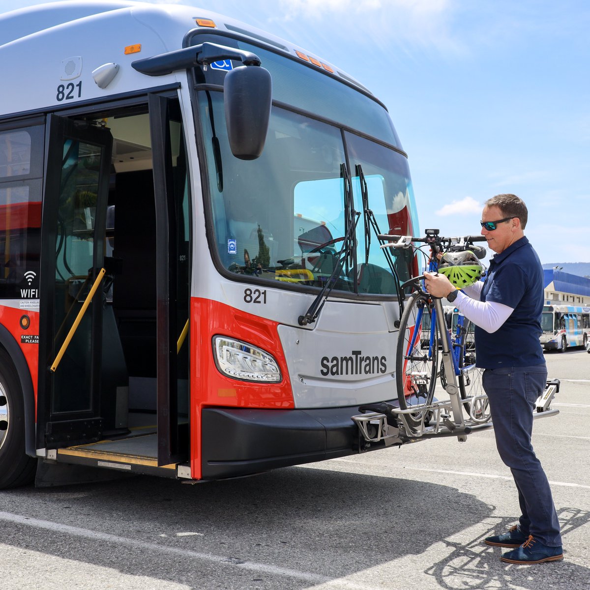 SamTrans's tweet image. Name a better duo than bikes and our buses. 🚲🚌 We'll wait.

When it comes to getting around, we believe in giving you options. 🌟 

With bike racks conveniently mounted on our buses, you can seamlessly combine your cycling adventures with public transit this #TransitMonth ☺️