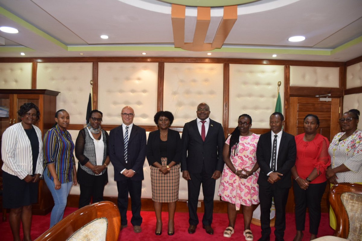 avsi_kenya's tweet photo. 1/2
@FondazioneAVSI paid a courtesy visit to @CecilyMbarire, Embu County Governor to discuss the ongoing @AICS_Nairobi - funded projects:

🥛Economic Recovery from Covid-19 Impact on Kenya's Agri-food Value Chain project
☕ARABIKA project.

#partnerships https://t.co/06lFdhOcbx