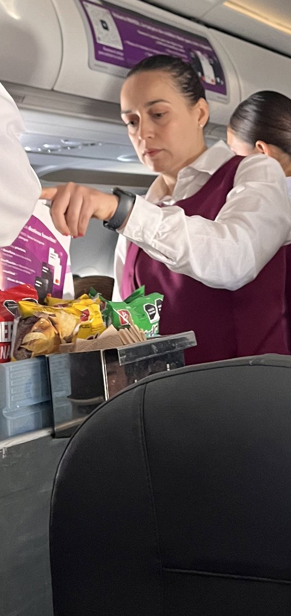 Lana_Winters_B's tweet photo. @viajaVolaris que porquería de aerolínea! Si no dejan que los usuarios suben al avión con alimentos y bebidas al menos tengan 📍che comida decente en sus vuelos!!! Y de paso eduquen a sus azafatas groseras!! #apestasvolaris https://t.co/eFqR5YFdJ0