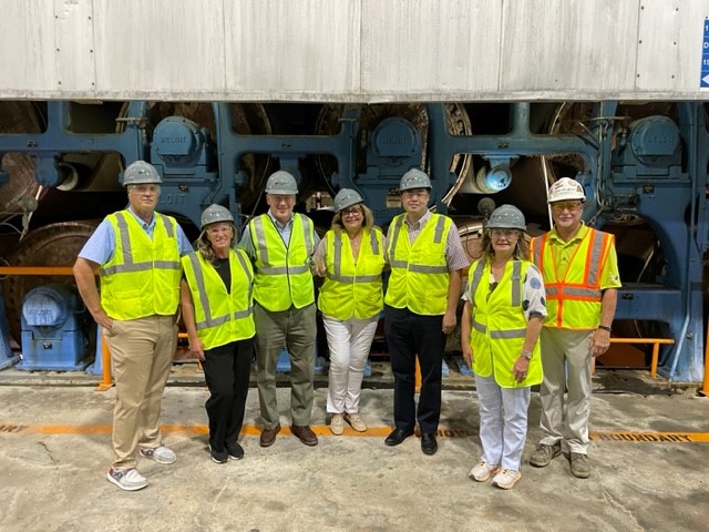 IntlPaperGR's tweet image. Thanks to #SouthCarolina Representatives William Bailey, Val Guest, and Carla Schuessler for visiting
@IntlPaperCo's Georgetown Mill last month. Our team members enjoyed sharing our sustainability story and discussing our manufacturing process. #ProudToBeIP