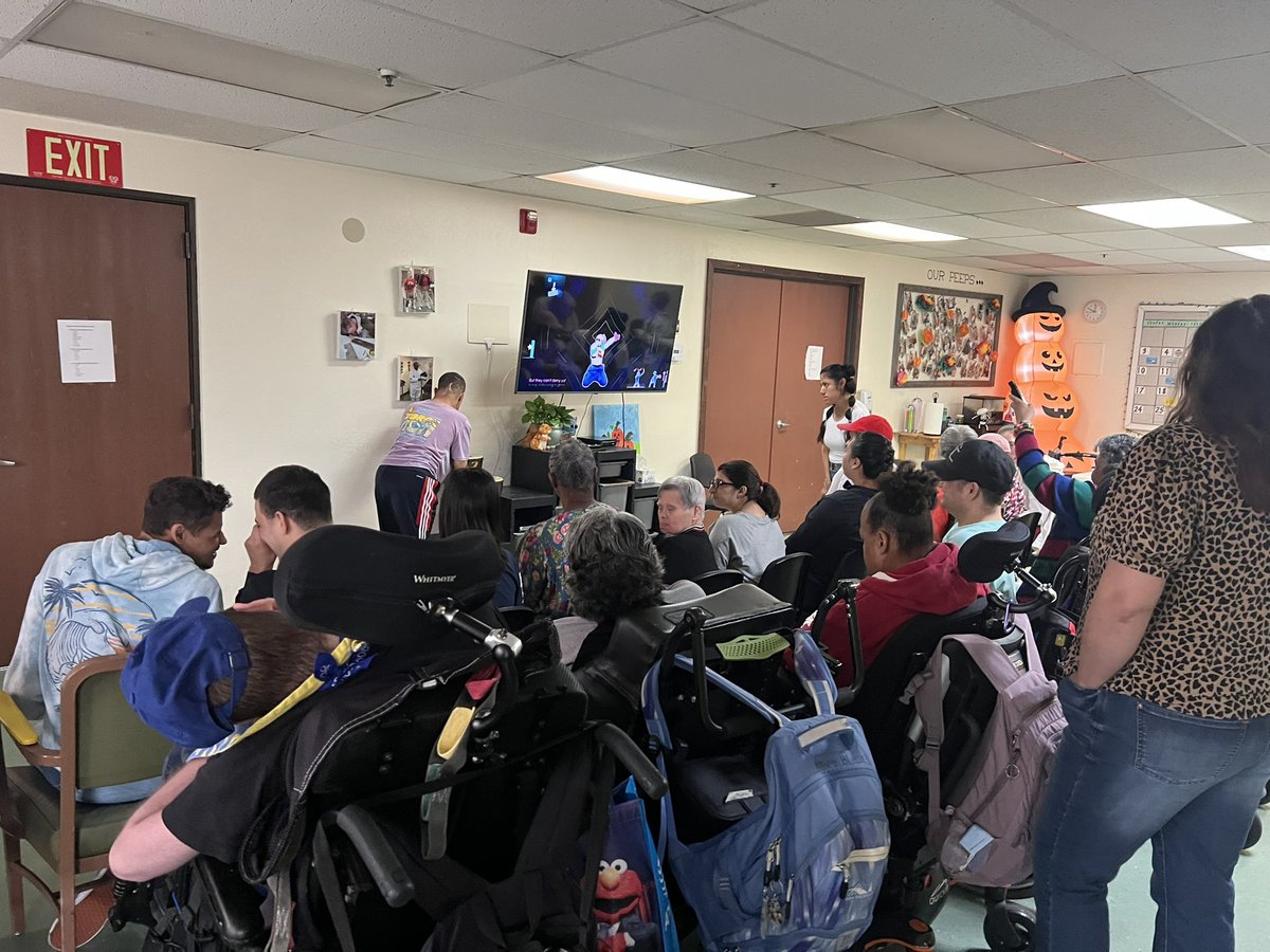 JamesMaiOC's tweet image. Donation run and giving to a great cause, benefiting the underserved. I had the pleasure and opportunity to meet the staff and clients at Encore Programs in Huntington Beach, an adult-day program that serves developmentally disabled adults 🙏🏼 #charity #giving #autism