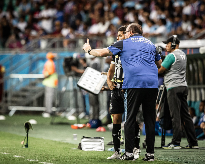 Ontem, em Salvador, um Santos como há muito tempo não se via, vitória de virada, diante de um adversário direto na tabela. Existem situações em que não se pode errar, para o próximo jogo Marcelo Fernandes tem que continuar no comando. Com ele, mudança de postura dos jogadores,