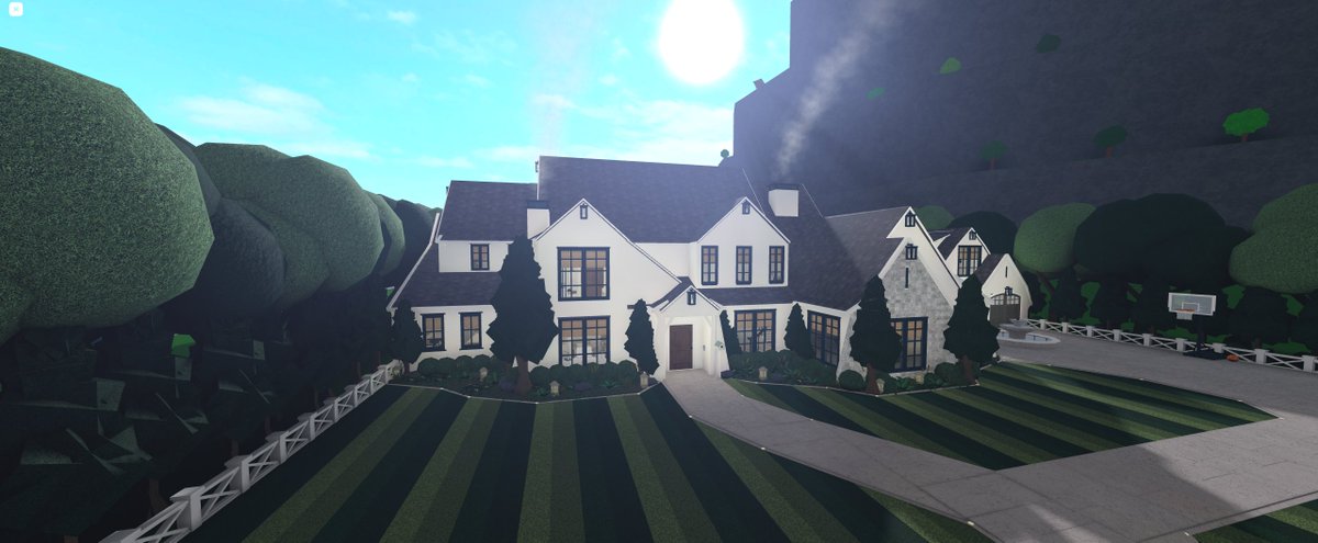 clsudyvry's tweet image. shes finally done 😍

worth $2.5mil and 95% plot data

credits - @NoktunalR (Layout/kitchen), @egwynox (inspo/fireplace/decals) (@Look_io_kas decals), @R3troVibes (living room).

@FroggyHopz_RBLX @RBX_Coeptus 

#WelcomeToBloxburg #bloxburgbuilds #bloxburgbuild #bloxburg #roblox