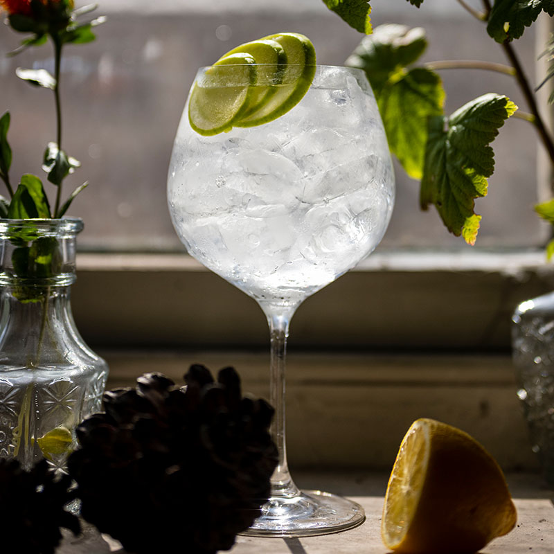 Get ready for autumn with our delicious Red Door Autumn G&amp;T. Experience the delightful combination of Scottish blackberries and fresh mists of pine needles, topped with crisp tonic water. 

Discover the recipe on our website: bit.ly/43VyjfH

#RedDoorGin #GinAndTonic