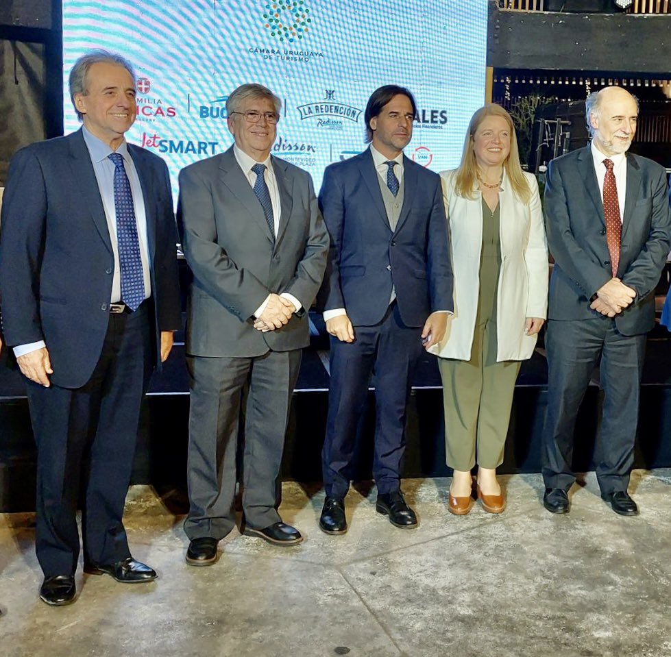 MonzeglioRemo's tweet photo. En la Cena de la Cámara Uruguaya de Turismo CAMTUR por el del día Mundial del Turismo que se festeja mañana 27 de Setiembre. El slogan de este año es “Turismo e inversiones verdes” . Uruguay está 18 como Destino Sostenible a nivel mundial !! 🇺🇾🍀 https://t.co/ArGCQpfwVp