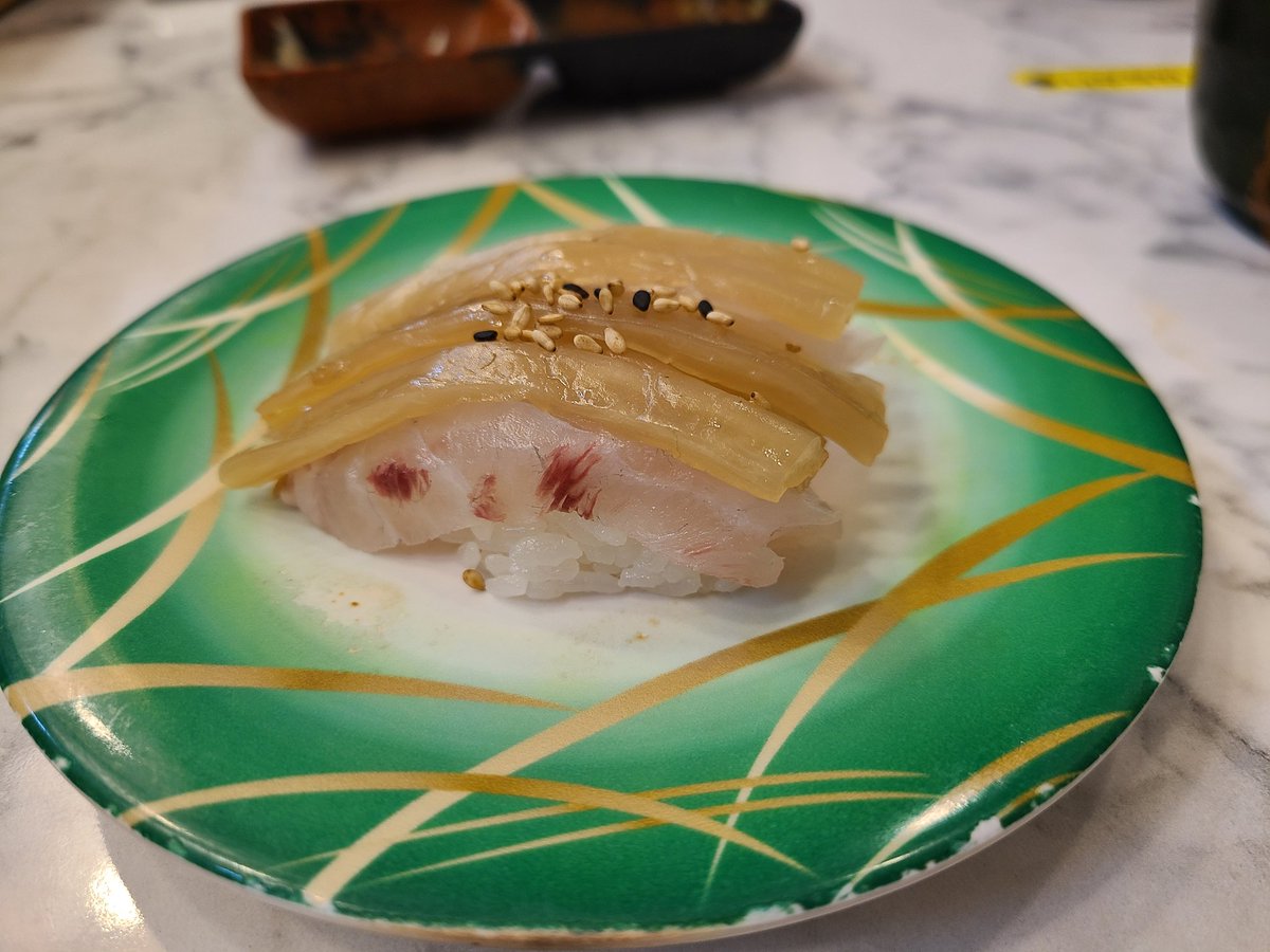 세종시 AK몰 건물의 올진스시
회전초밥인데 평타쯤 치는 스시를 가성비좋게 먹는 집. 독특한 스시가 많아서 그런점에서도 좋다. 사실 굉장히 인기가 좋은데 이 세종에서 주말이나 저녁에도 웨이팅이 있음....