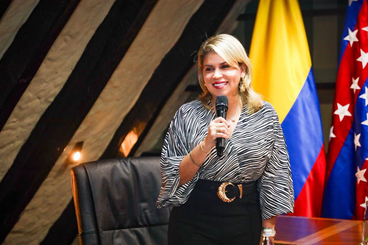 VirnaJohnson's tweet photo. Seguimos gestionando apoyo económico del Gobierno Nacional para la solución definitiva al desabastecimiento de agua en la ciudad, por eso junto al Gob. @carlosecaicedo y la Congresista @ingridaguirre11 sostuvimos reunión en Bogotá con la @Minvivienda @CatalinaVelasco, el Dir. del DNP Jorge Gonzales, la Dir.ª General de Presupuesto del @MinHacienda Claudia Numa, entre otros funcionarios del Gobierno Nacional.

Aunque el proyecto El Curval avanza con éxito y contamos con recursos propios para realizarlo debido a las finanzas saneadas del Distrito, sin duda el apoyo del Gobierno Nacional es necesario para ampliar la inversión que tanto necesita Santa Marta. Seguiremos en agenda en la capital del país y esperamos poder contarles buenas noticias pronto.