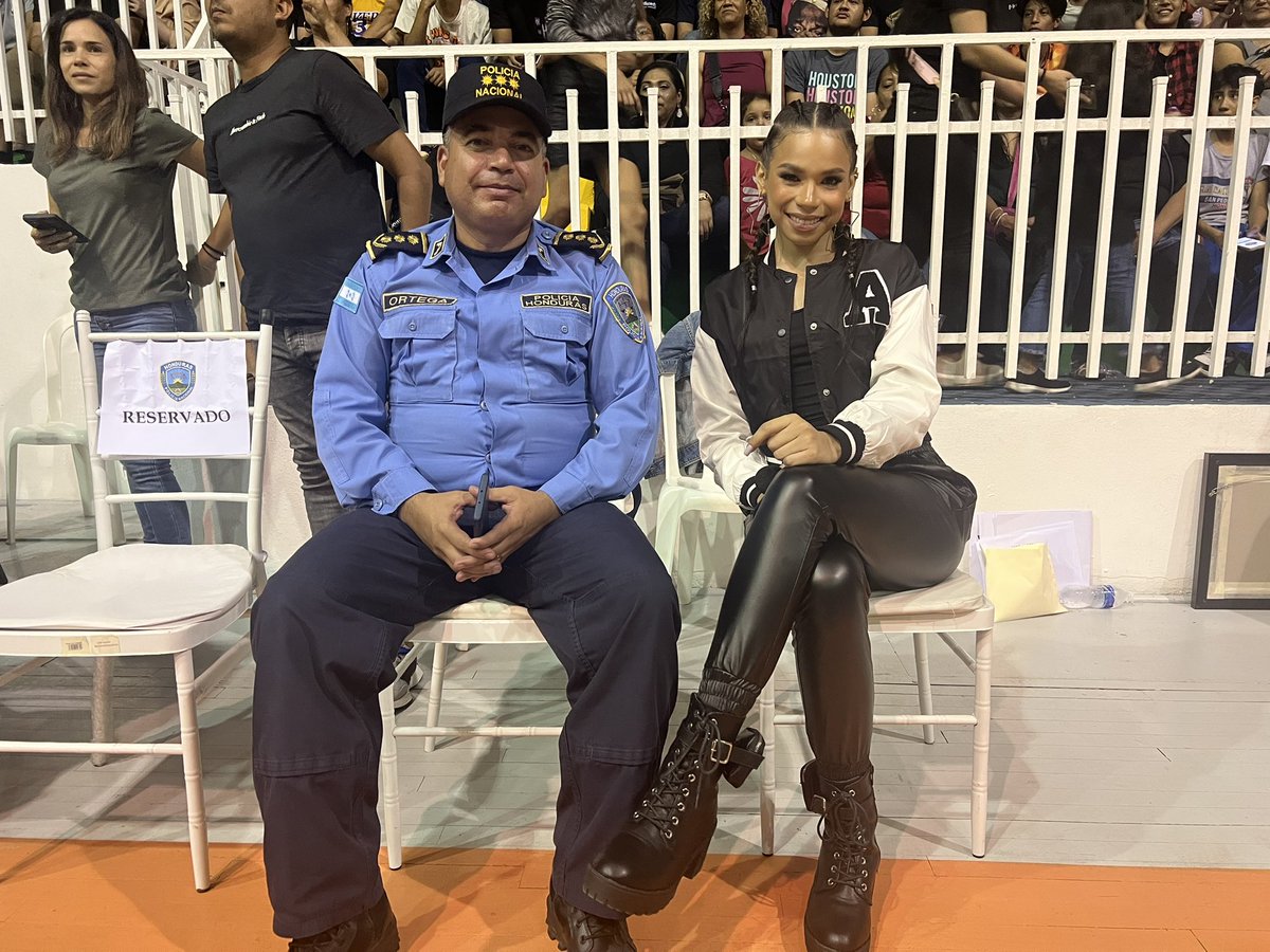 ⛹️‍♂️🏀| Invitada Especial la cantante hondureña Angie Flores en el show de los Harlem Globetrotters en el Gimnasio Municipal de San Pedro Sula #Cortés