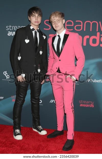 why have i seen NO ONE and i mean NO ONE post these photos of sam and colby at the streamys.