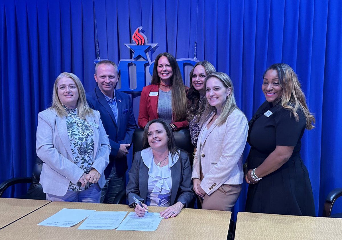 DoubleSDoc's tweet image. Proud of the @mansfieldisd Board of Trustees passing an Anti-Voucher Resolution tonight. In MISD we Love Our Texas Public Schools. #txed #txlege