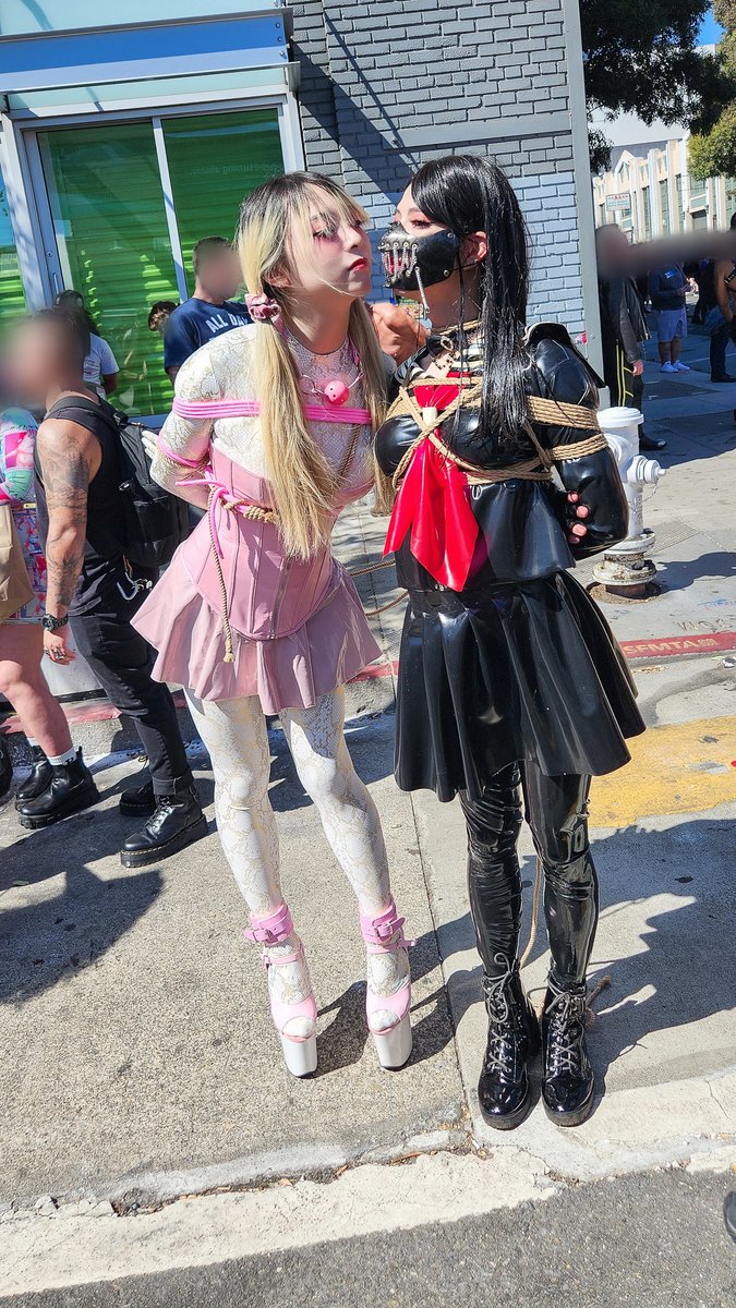 Ran into @hhhhhuang8 again but this time at Folsom street fair! Had so much fun during past weekend and rubber ball awhile ago 😘 Ropework by @cherryknotty and sissyjade on fetlife #緊縛 #latex #乳膠 #Folsom #Folsomstreetfair