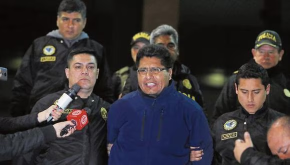 VigilantePer's tweet photo. 🚨#LOÚLTIMO #RegionesVigilantes🔎 | Juzgado Penal de #Puno revocó pena suspendida al exgobernador de #Puno, Walter Aduviri, y aplica PENA EFECTIVA. La exautoridad fue condenada por el caso #Aymarazo y podría ser internado nuevamente en una cárcel. https://t.co/aia99KNHLy