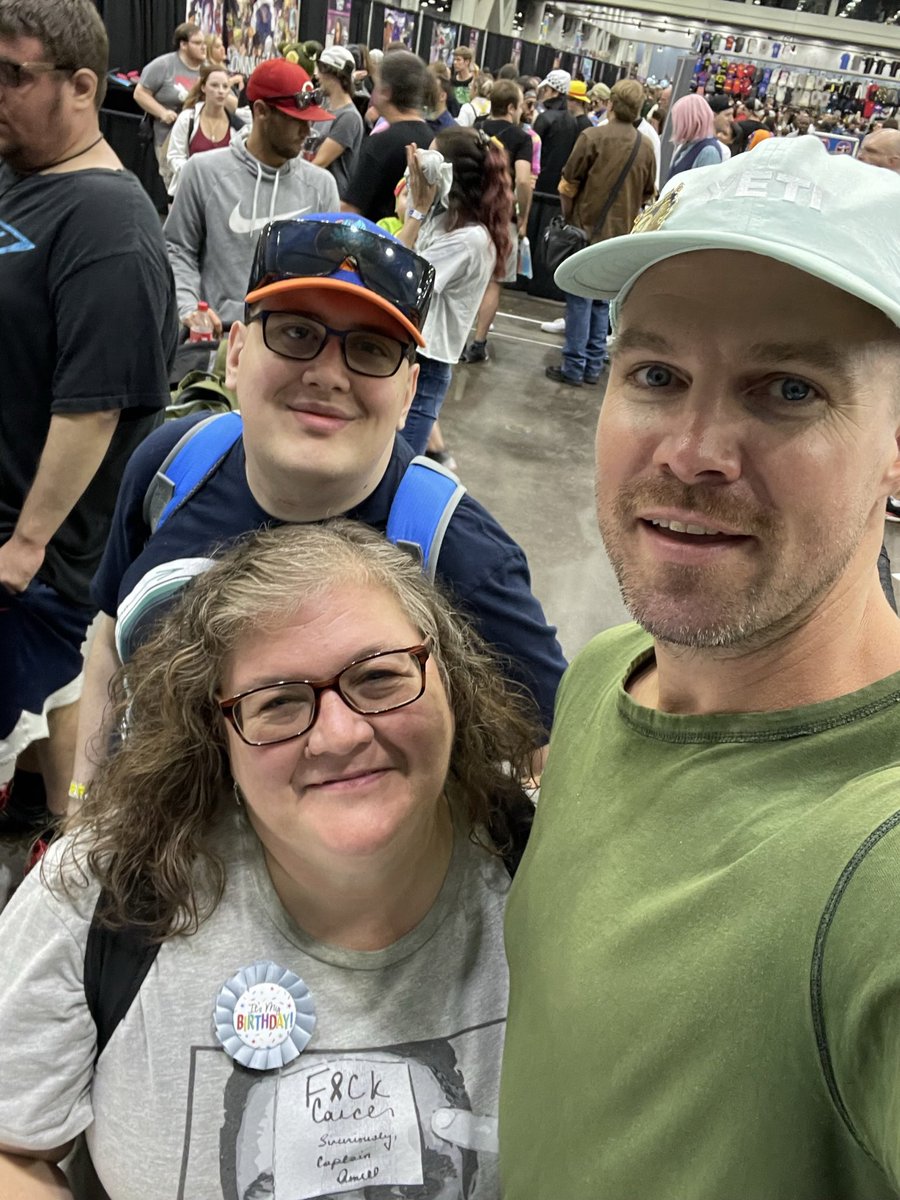 ItsjustShere's tweet photo. For my birthday @zacman1123_ and I went to @cincinnaticomicexpo to see @stephenamell & @davidpaulramsey, as always they were super nice. We shared stories, laughs, and took a few photos. Thank you for a wonderful weekend Zac! #arrow #arrowfans #happybirthdaytome #birthdayweekend https://t.co/BNp5ypfP2W