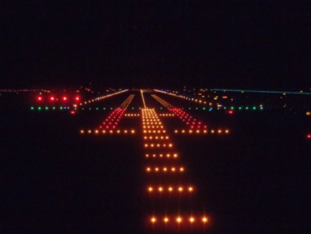 この2枚の見た目が異なる航空灯火の写真… 実は同じ「滑走路灯」なん