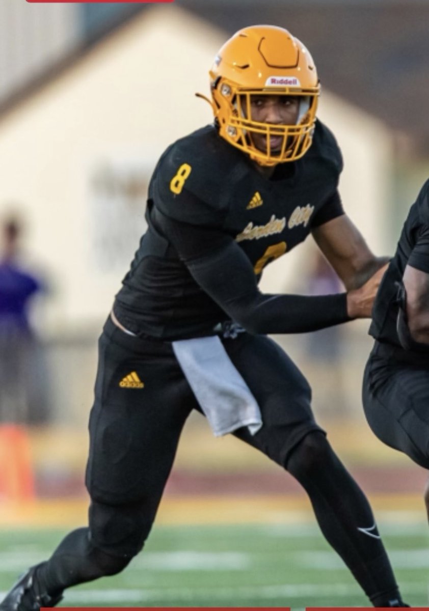 JamesDanielsPop's tweet photo. Jalen Daniels 6’5” 220 QB Garden City- Mobile, Elite Arm Talent, Tough, Accurate Off Platform, High Character, Leader &amp; Captain     https://t.co/PX6c06fNCw https://t.co/LHL3pl2Fmg