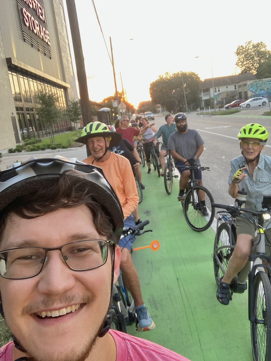 cfparma16's tweet image. Great turnout tonight on the Heights Architecture Ride with A Tale of Two Bridges (@emmanume). Lots of love for the 11th St bike lanes too! @HoustonBikePlan @HoustonHeights