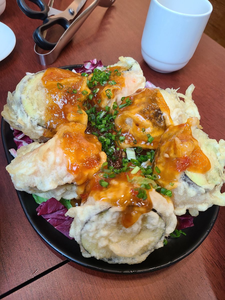 딤섬 전문 연화섬
요즘 식욕떨어져서 맛을 잘 못 느꼈는데 식욕을 뚫는 맛. 세종 최고의 딤섬집이라고 생각함(2개밖에 없지만) 저번보다 더 나아진 것 같은데? 소룡포와 하가우가 진짜 괜찮고, 가지튀김은 가격만큼인지 잘 모르겠다.