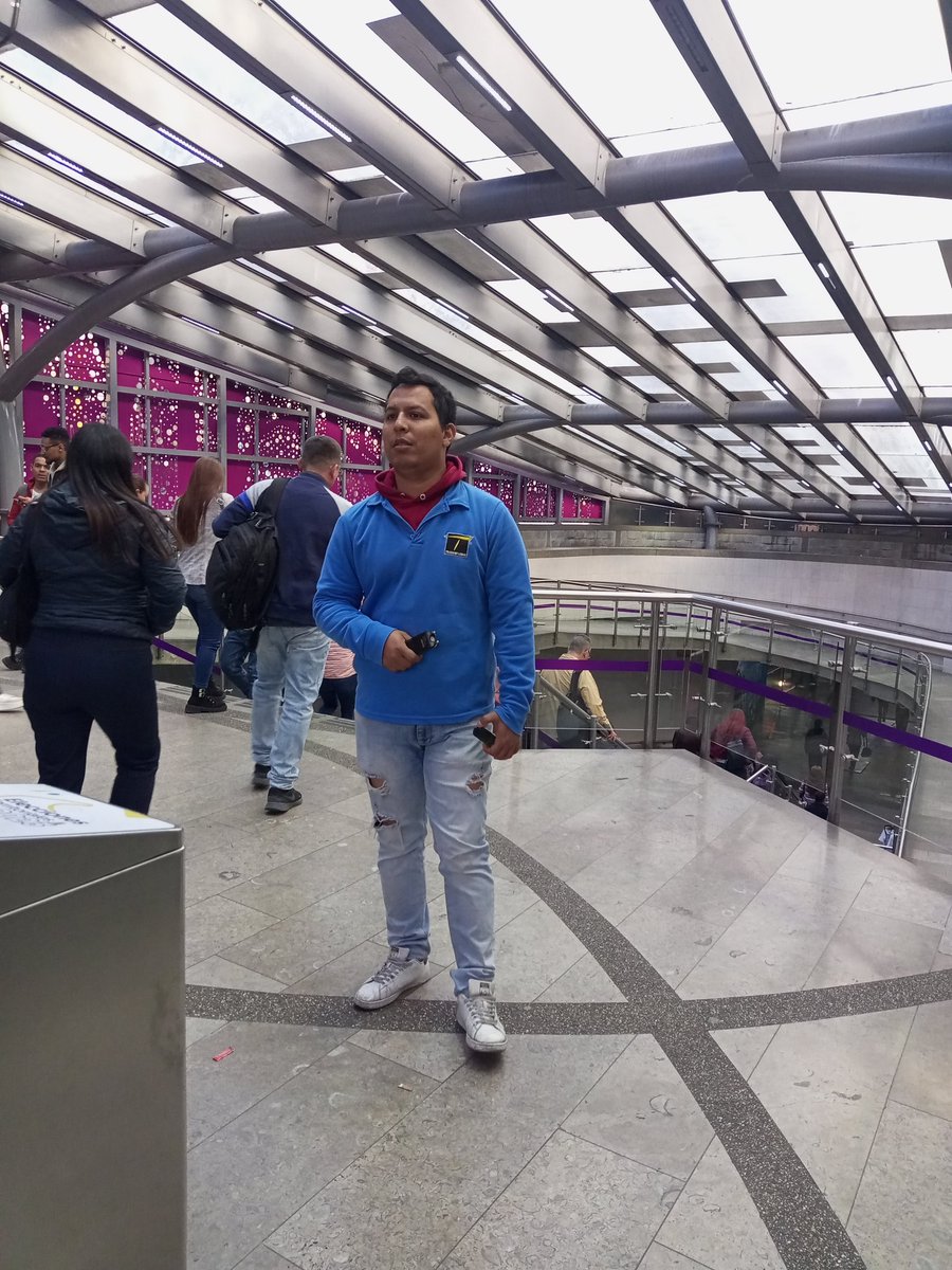 peparevolition's tweet photo. Señores @TransMilenio 
¿por que un regulador de museo nacional tiene esos elementos en vista de todos asustando a las personas y creyéndose el dueño de la estación?
Teiser y gas pimienta. 
Cosas que se supone que un ciudadano no debería portar. https://t.co/GYN30vygUS