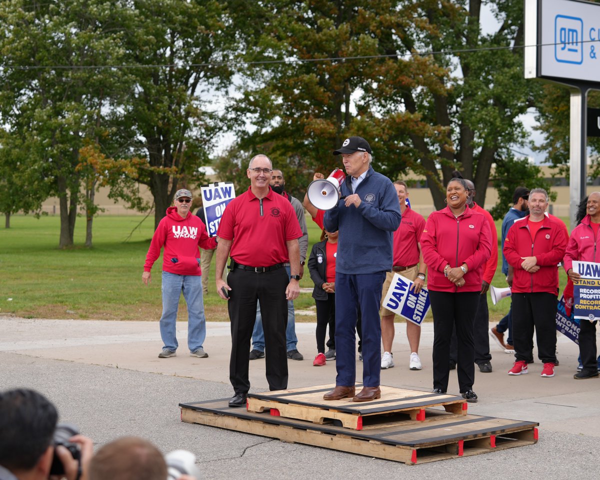 UAW's tweet image. Thank you @POTUS for making history and standing with striking UAW workers. 

#StandUpUAW