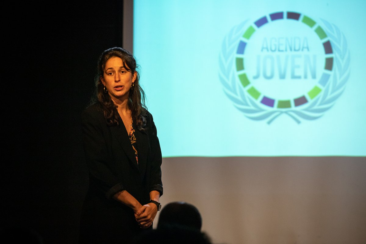 A través del programa Agenda Comunitaria, se persigue transformar las narrativas sobre las comunidades afectadas por la violencia, crisis humanitarias y traumas, transfiriendo poder a las comunidades para comunicar desde su propia visión sus historias y experiencias de vida..