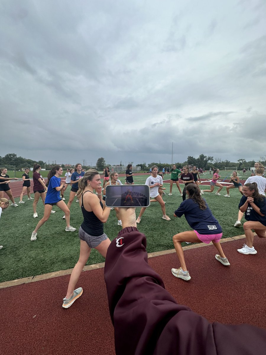 MrsCamGC's tweet image. This gloomy weather ☁️ called for a nice 🏃🏻‍♀️ &amp;amp; @onepeloton workout today 💪🏻 So
 fun to get the JV &amp;amp; Varsity 🏑 squads together!  @GC_ATHLETICS_ #HEYRED