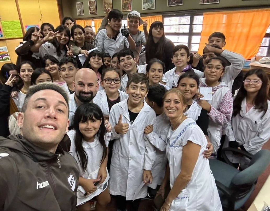 Rodolao's tweet image. Los alumnos de La 25 del 10 van a tener un torneo de atletismo y a las familias se les estaba complicando juntar el dinero para pagar el micro que nos va a llevar desde la Escuela al CeNARD.
Pero el Momo con gran humildad nos ayudó! Gracias @momorelojero 🙌
#Platense 
#Saavedra