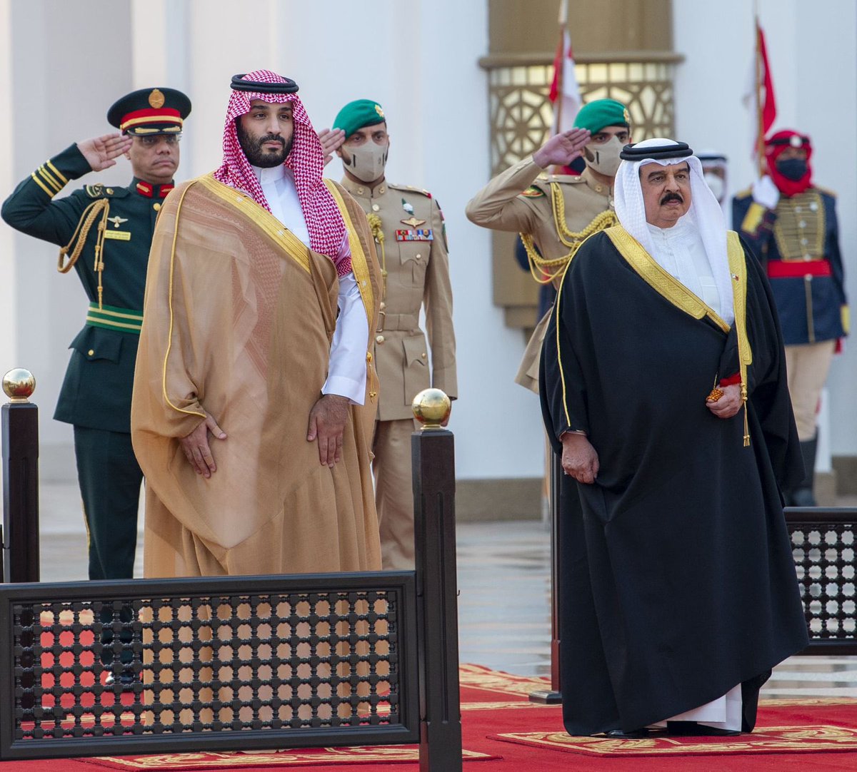 Badermasaker's tweet photo. سمو #ولي_العهد يجري اتصالاً هاتفياً بجلالة ملك البحرين، عبّر خلاله عن تعازيه في الشهداء من منسوبي قوة الواجب المشاركة من مملكة البحرين الشقيقة بعمليات إعادة الأمل والمرابطة على الحدود الجنوبية، وتمنياته للمصابين بالشفاء العاجل. https://t.co/mztsLgolUE