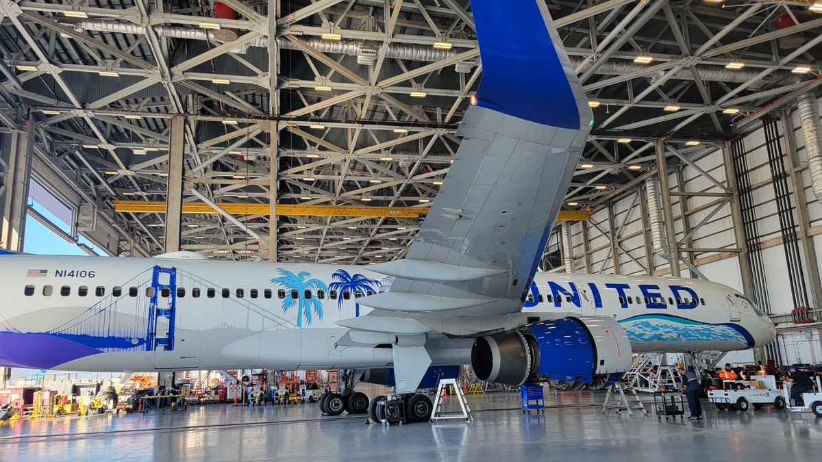 KerryUAsaidWhat's tweet photo. #LAX #UAL safety fair! Thank you hosting a fabulous event! Sharing #Volare knowledge. 
#WeAreUnited
@DJKinzelman @mcgrath_jonna @chahin_hector https://t.co/nVb9QyfIsZ