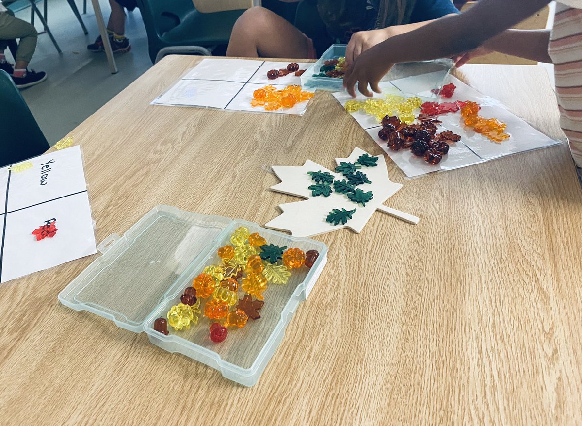 mrs_posa's tweet photo. Sorting fall colours and patterning. https://t.co/gi8TtZSoMH
