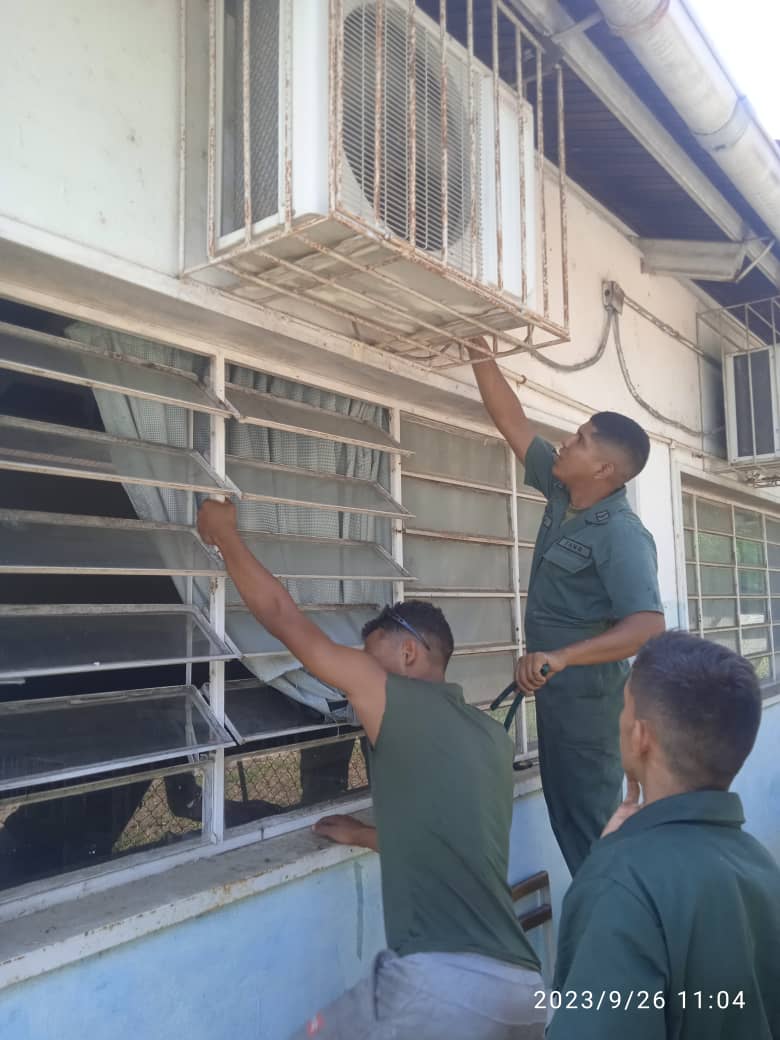 ATMARB_FANB's tweet image. #26Sept || Las #BRICOMILES llegaron para quedarse. La @Umbv_Fanb efectuó acondicionamiento y mantenimiento a la UEBN "PUENTE GUÁRICO", extensión La Planta, Estado Aragua. En Unión Cívico Militar,  hacemos dignas casas de estudio para niños y niñas de la Patria. 🇻🇪 @FelixOsorioG