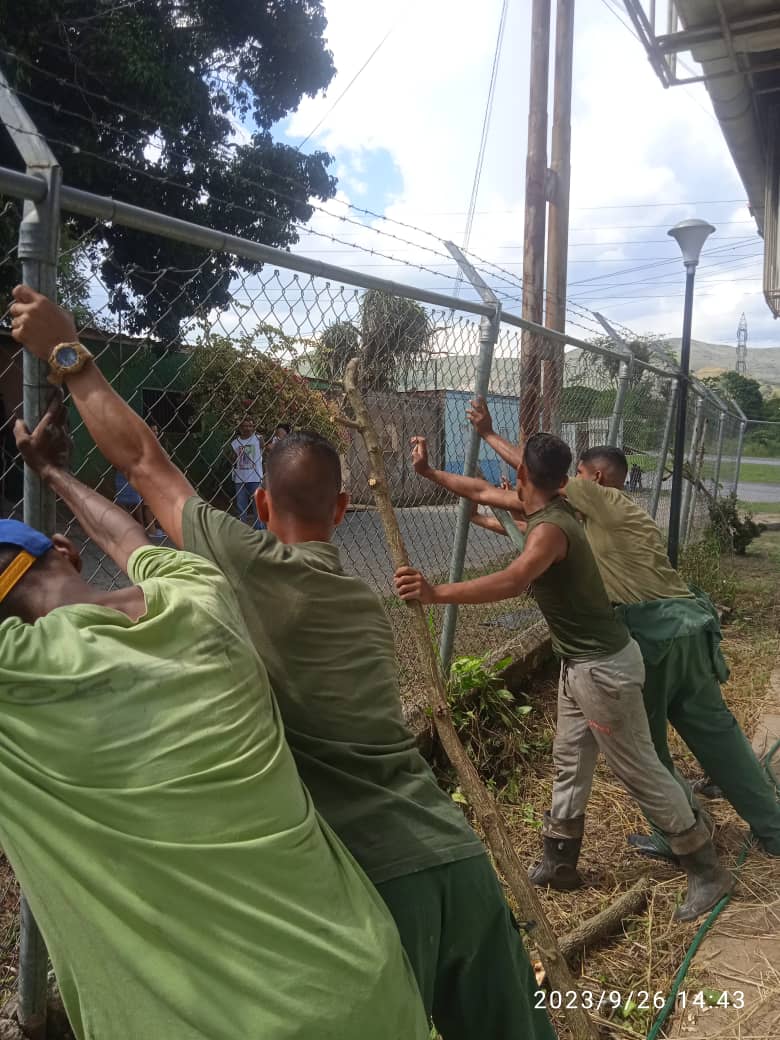 ATMARB_FANB's tweet image. #26Sept || Las #BRICOMILES llegaron para quedarse. La @Umbv_Fanb efectuó acondicionamiento y mantenimiento a la UEBN "PUENTE GUÁRICO", extensión La Planta, Estado Aragua. En Unión Cívico Militar,  hacemos dignas casas de estudio para niños y niñas de la Patria. 🇻🇪 @FelixOsorioG