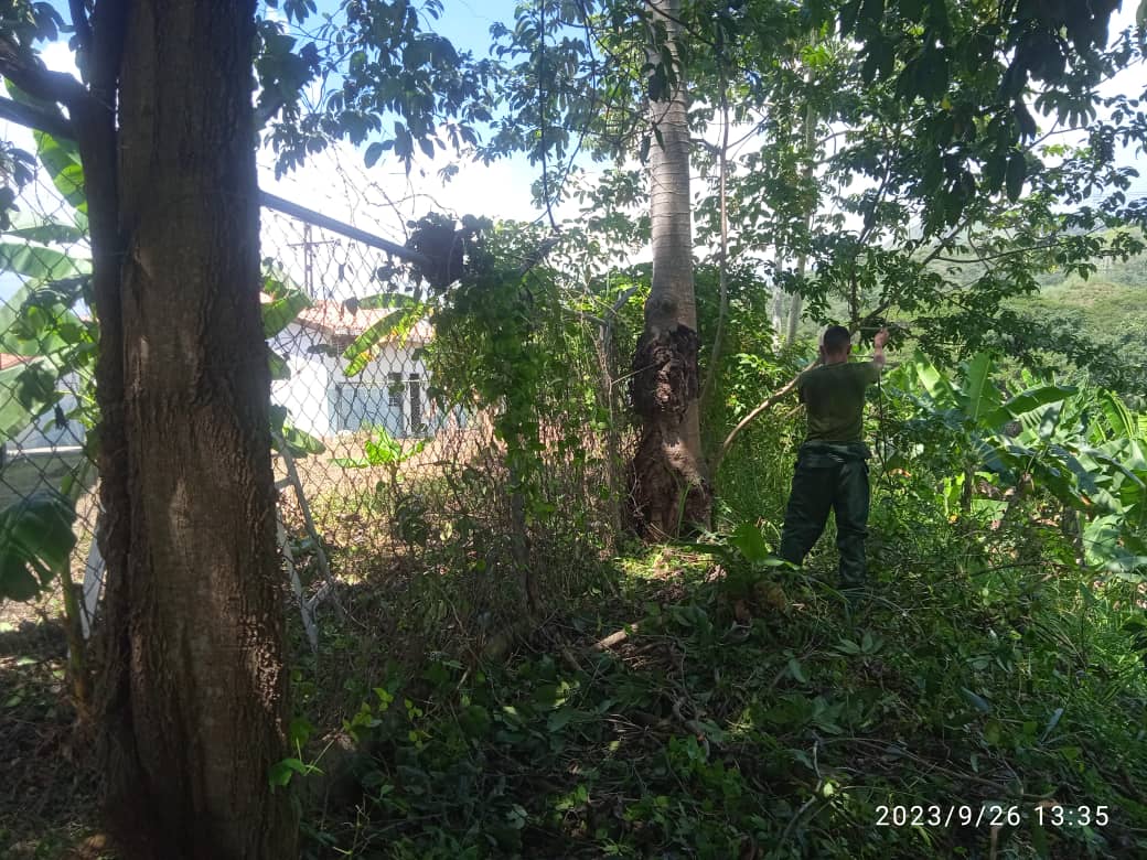 ATMARB_FANB's tweet image. #26Sept || Las #BRICOMILES llegaron para quedarse. La @Umbv_Fanb efectuó acondicionamiento y mantenimiento a la UEBN "PUENTE GUÁRICO", extensión La Planta, Estado Aragua. En Unión Cívico Militar,  hacemos dignas casas de estudio para niños y niñas de la Patria. 🇻🇪 @FelixOsorioG