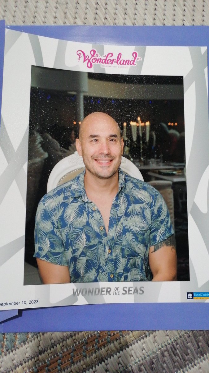 Detrás de las gafas, detrás de él arte, de los gimmicks, de los shows, los performance.. Estoy yo, sin ahora pedir disculpas por ser diferente. No es una incapacidad, es esta capacidad qué tengo de hacer magia. 😎