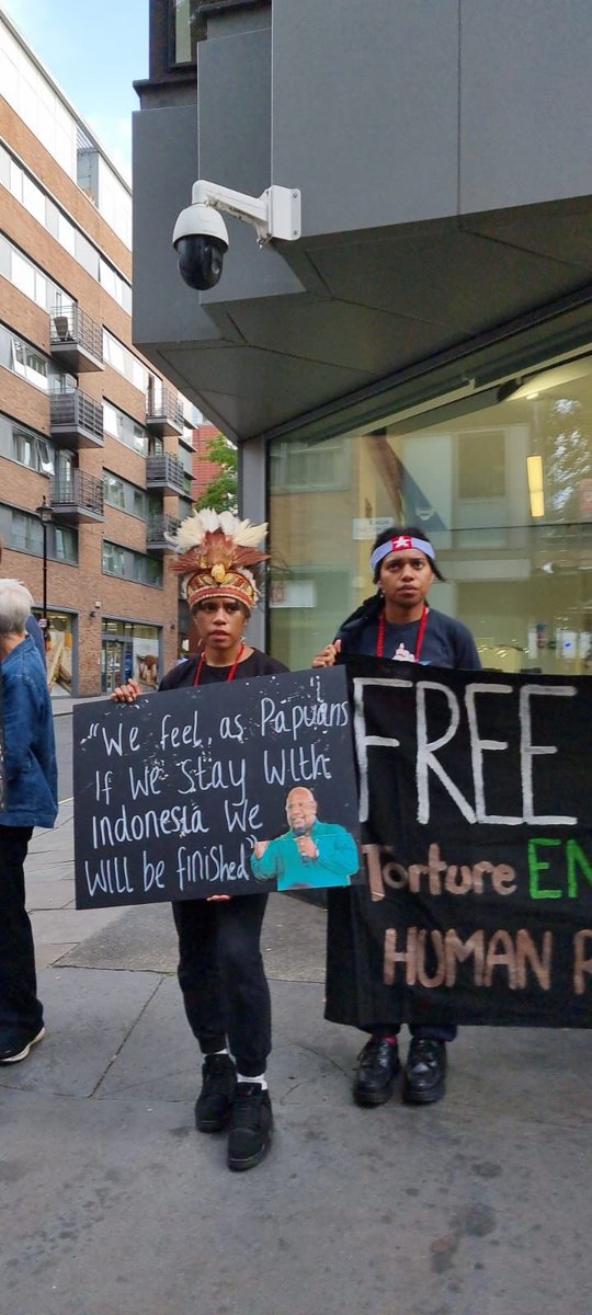 BennyWenda's tweet photo. Today demo in front of the Indonesian Embassy in London. The protest is to demand the Military to withdraw from West Papua because the Indonesian soldiers have committed massacres in Yahukimo and Fakfak, as well as torturing elders in Manokwari and displacing hundreds. https://t.co/OAHk1yH1TS