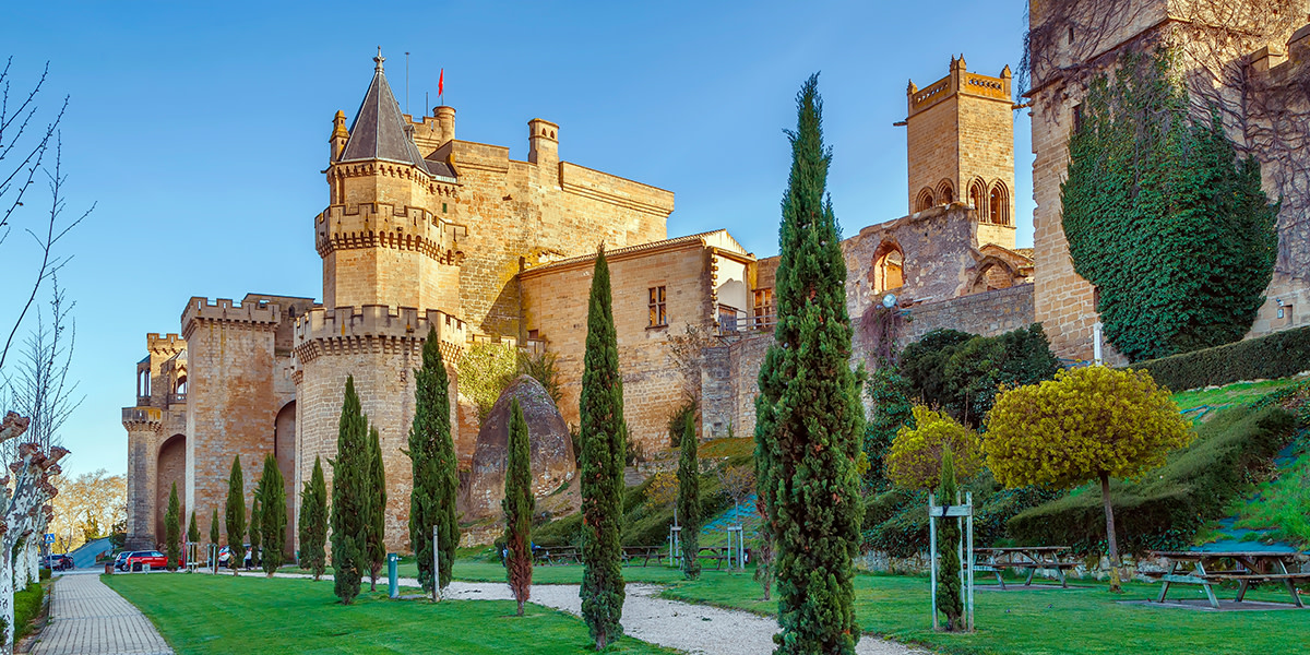 Spain_inMexico's tweet photo. #ÉraseUnaVez una fortaleza en la que habitan fantasmas.👻 En el #CastilloDeOlite, en #Navarra, se dice que se escuchan los ruidos y lamentos del rey Carlos III por sus pasillos...😶

¿Irías a comprobarlo?

👉 https://t.co/umcC41F4I2

#VisitSpain @VisitNavarra https://t.co/Uu7jehxCQc