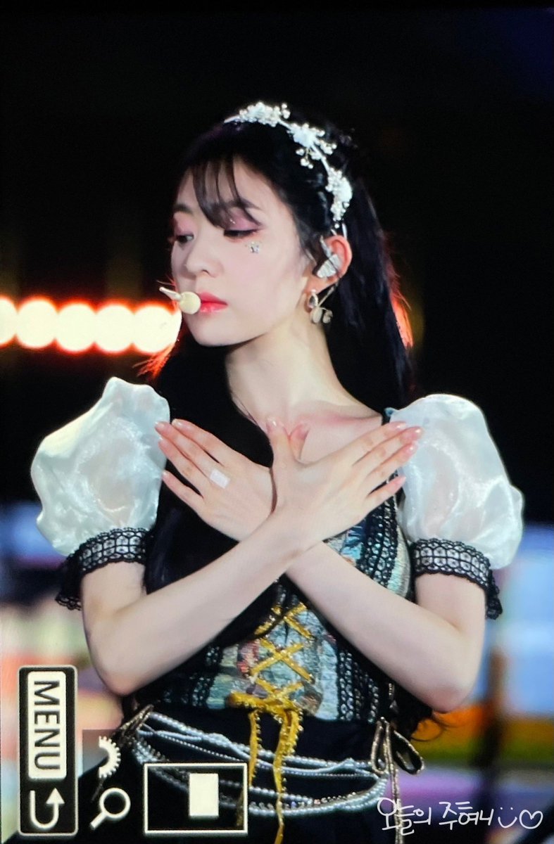 hourly red velvet tweet media