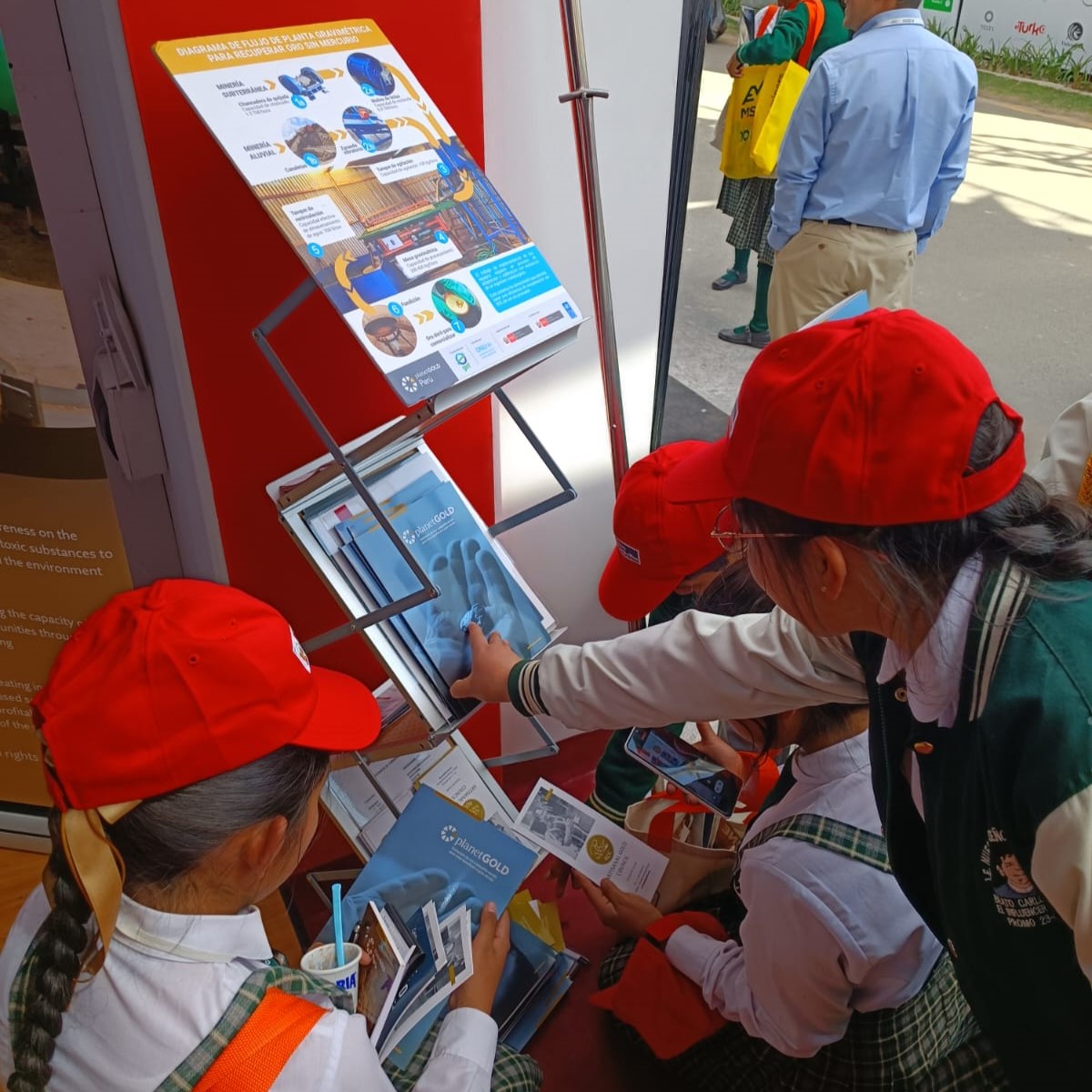 planetGOLD_PE's tweet photo. Por 2⃣año, junto a @MinemPeru, estamos en @PeruminOficial promoviendo el uso de tecnologías alternativas para procesar oro sin mercurio en la pequeña minería. #MakeMercuryHistory

Visita el stand E-78, realiza un recorrido virtual a una mina y conoce cómo se obtiene el oro en 🇵🇪. https://t.co/Kd1aLhbF9F