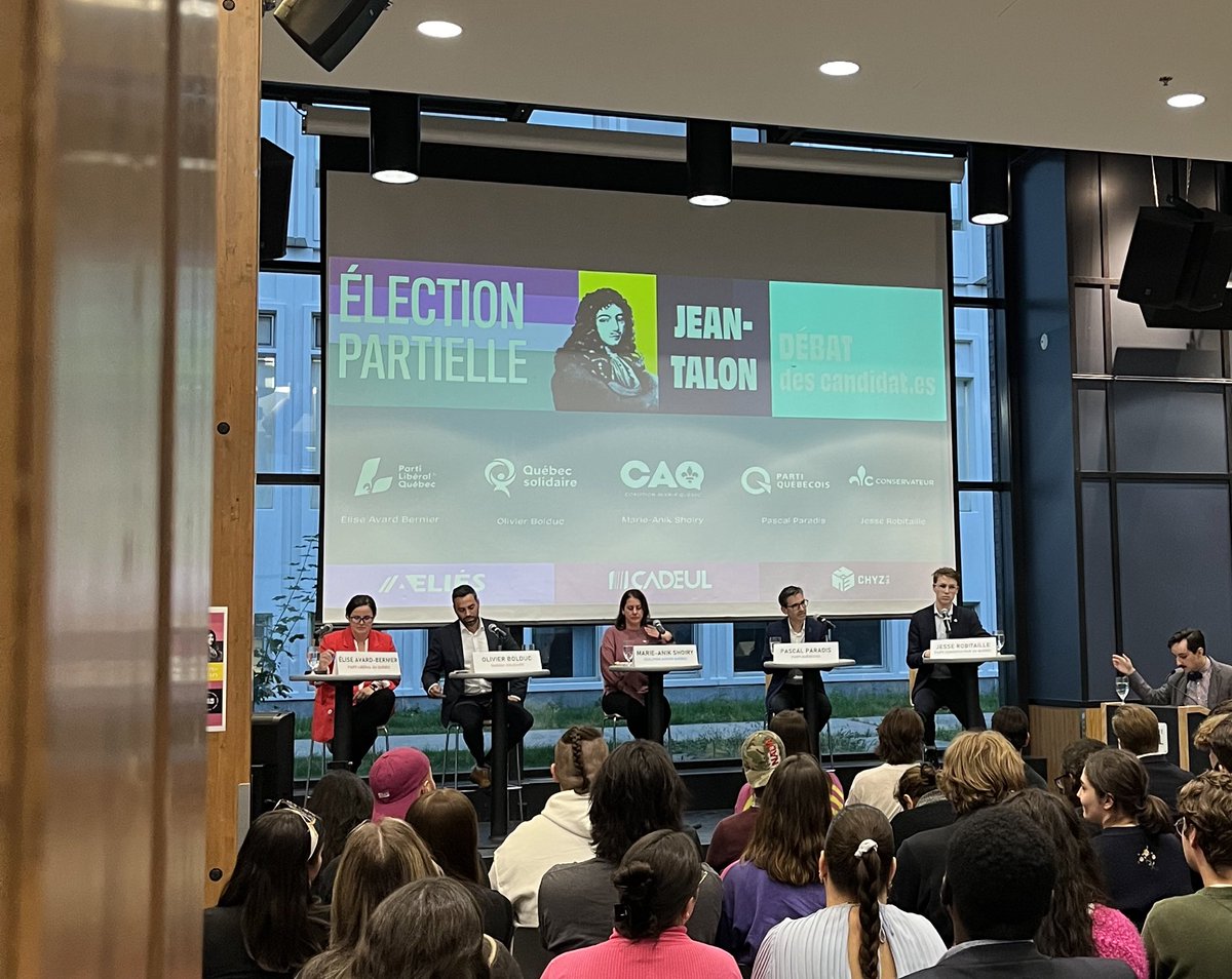 ElyseMoisan's tweet photo. Salle pleine au débat de la @CADEUL pour l’élection partielle dans #JeanTalon. ⚜️ Excellente participation étudiante à cet exercice démocratique! #PolQc 

Ici pour encourager @EliseAvardBPLQ, évidemment. 💪😉 https://t.co/gIPsBCMruI