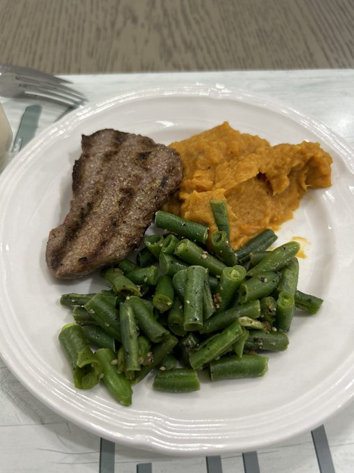 My typical lunch what&rsquo;s your typical lunch look like 😜 https://t.co/JX1jYXCfC5