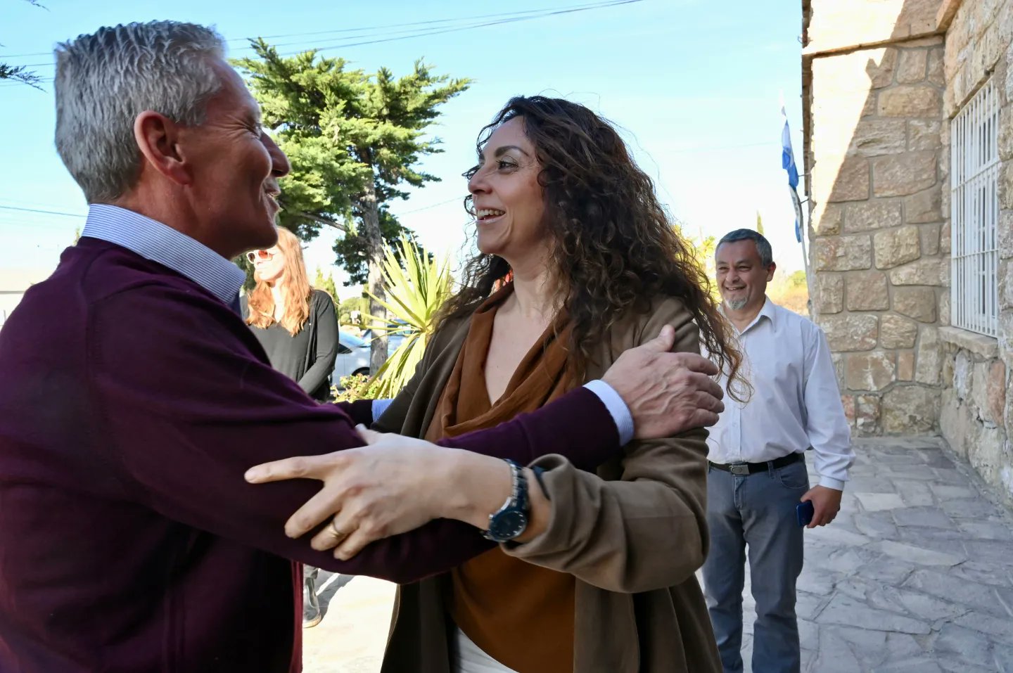 Arcioni entregó viviendas y supervisó la obra de interconexión eléctrica entre Camarones y Garayalde